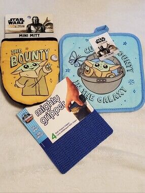 Star Wars Baby Yoda Yellow Mini Mitt & Light Blue Pot Holder Set